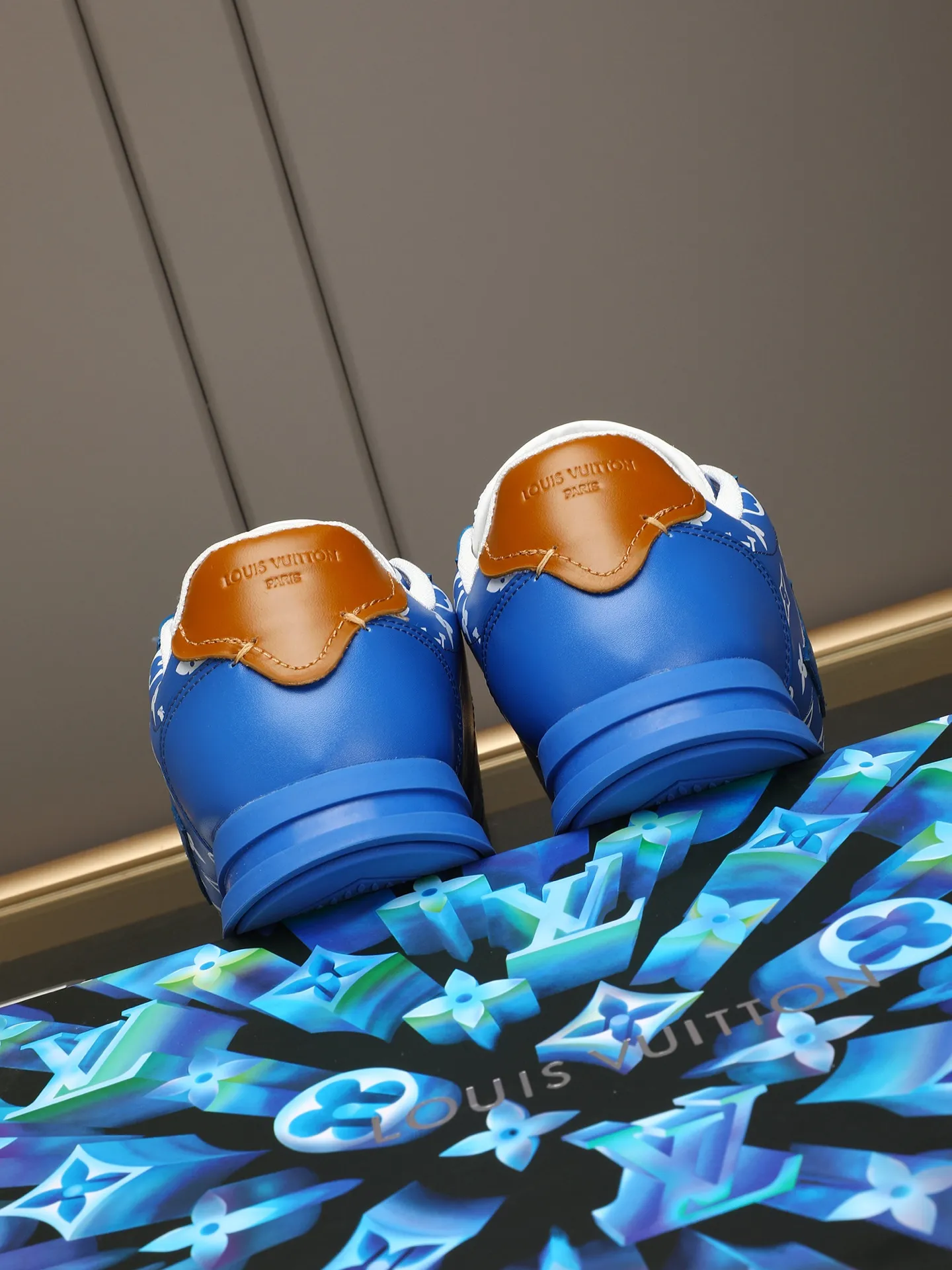 Men's Men's Shoes 💰500 LV Louis Vuitton L Jialu Brand Runner Tatic Series Thick-soled Casual Sports Shoes Running Shoes Original purchase, development, production This LV Runner Tatic sports shoe combines technical materials such as mesh fabric and ribbons to interpret the inspiration of traditional mountaineering shoes. LV letters are written on one side, the lariat buckle of the quick lacing system is embellished with Monogram flowers and Louis Vuitton logos, and the light and wear-resistant rubber outsole completes the whole. ▪️Fabric: Original imported cowhide + mesh ▪️Inner lining: Original customized breathable mesh ▪️Sole: Original open-molded anti-slip rubber combination material ▪️Size: Men's 40-44 (45 46 customized)